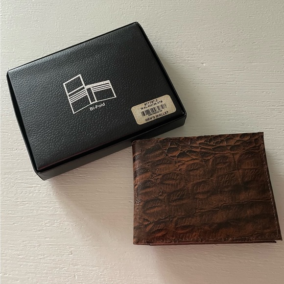 New in Box Cruise Club Genuine Leather Wallet, Brown - Picture 2 of 6